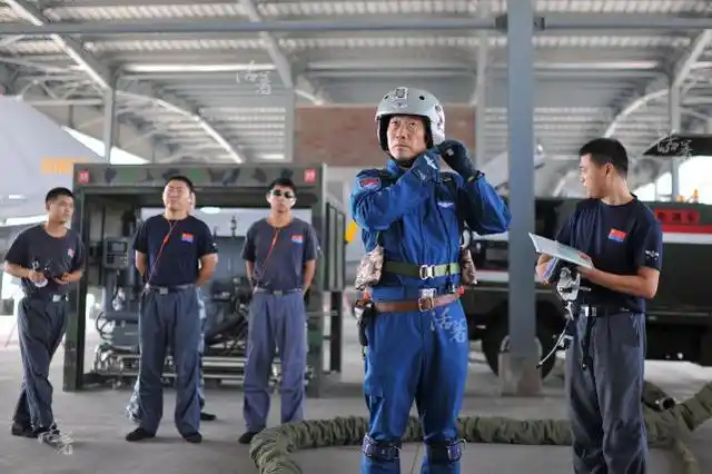 师长,空军参谋长助理,沈阳军区空军参谋长,南部战区副司令员,2018年