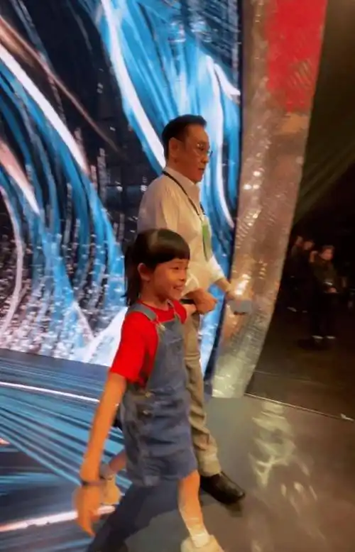 尔冬升的女友对女儿的教育方式非常严格,要求女儿在学业上拿全a,禁止