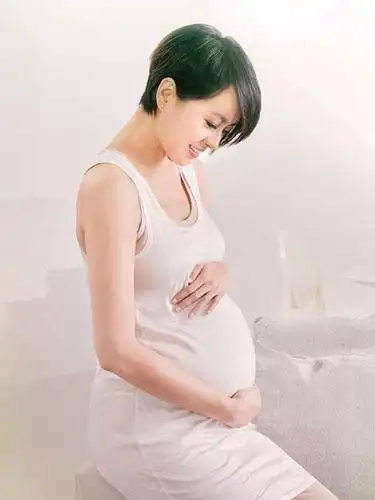 准妈妈梁咏琪晒孕照 短发造型母爱洋溢