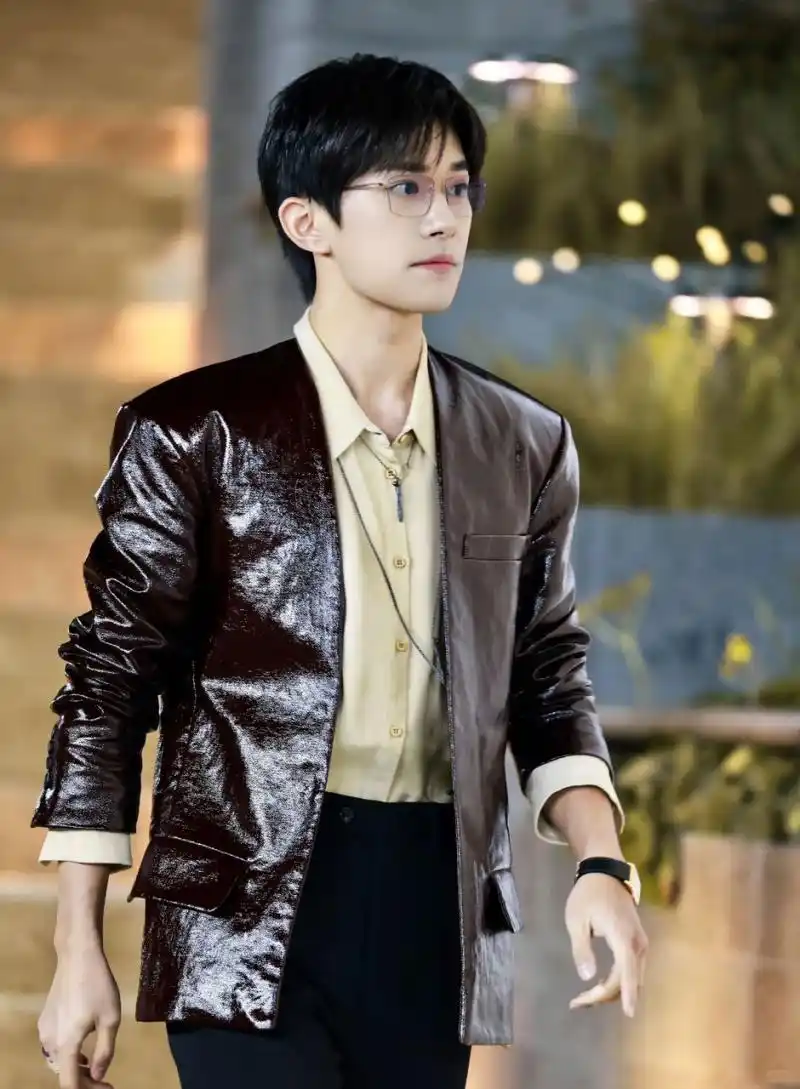 易烊千玺e盛典佩戴林德伯格眼镜 易烊千玺在这场盛典上的造型简直让人