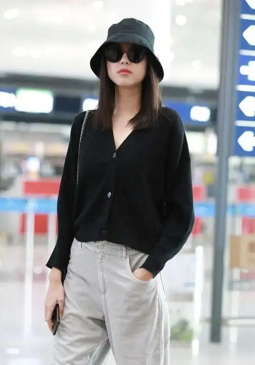 张梓琳黑色v领开衫搭配牛仔裤,穿出高级感,女神范十足