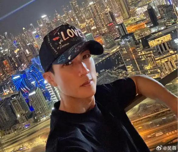 吴尊在微博上晒出了全家福以及各种吃喝玩乐的图,照片中又是高楼又是