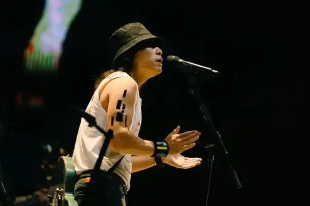 7年未见赵雷演唱会让我飙泪的不止情怀还有震撼