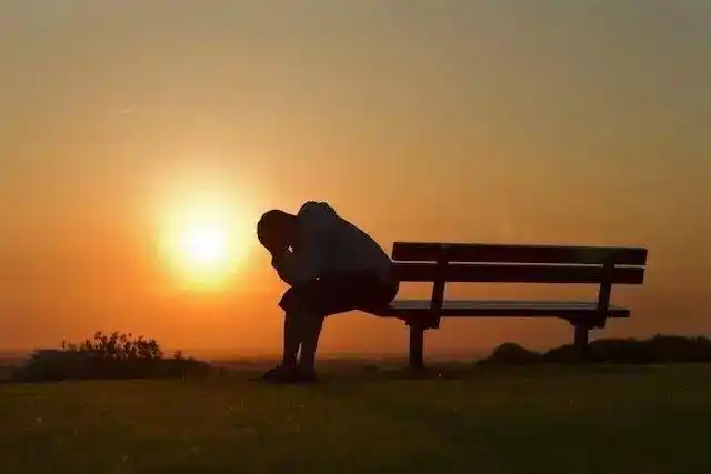 她乘飞机去埋葬儿子,空少递给她一张"天使的纸条",打开后瞬间泪奔.