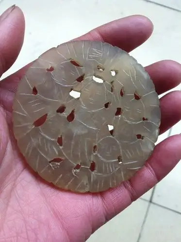 清代岫玉双面雕人物老玉佩