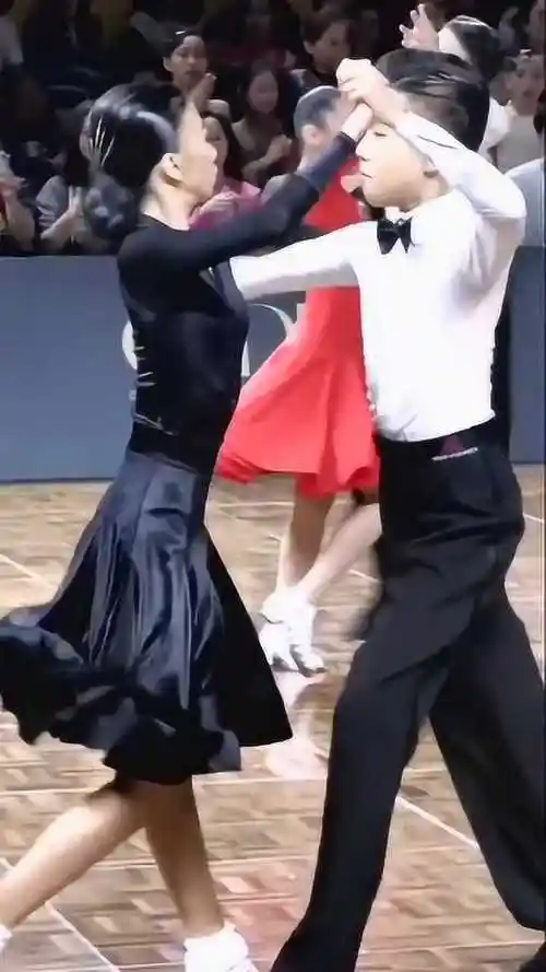 墨茉组合 王崇墨 李茉晗,被茉晗的眼神杀击中 拉丁舞