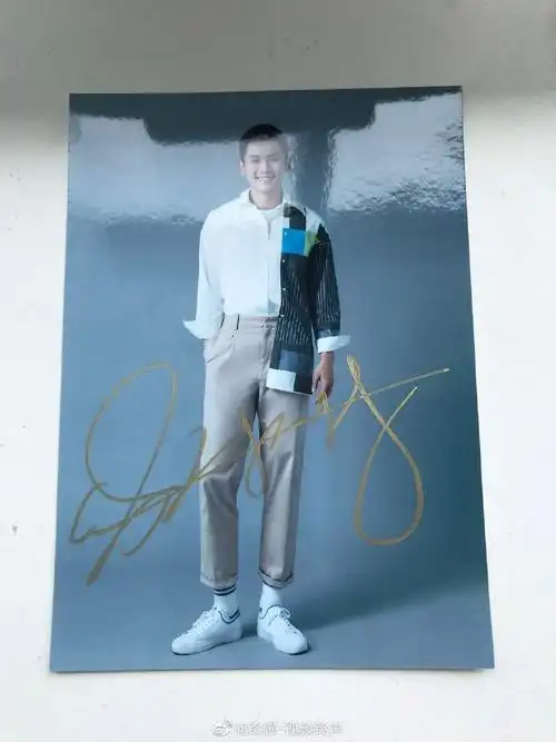 【#张哲瀚[超话]#签名照福利】"上戏校草","肌肉美男"@张哲瀚疯子