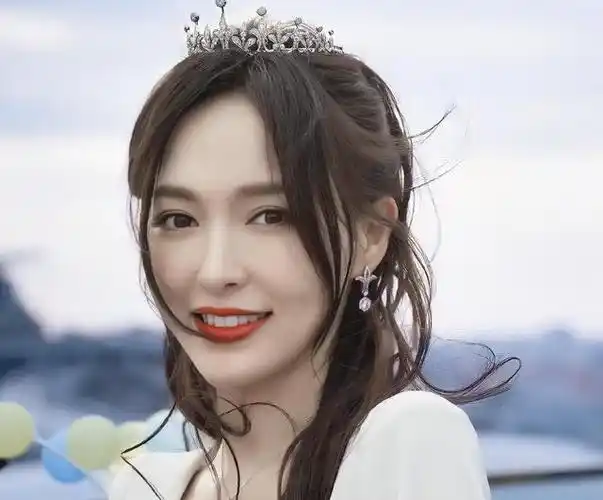 唐嫣六一儿童节发文罕见晒自己与女儿合照母女同框太有爱了