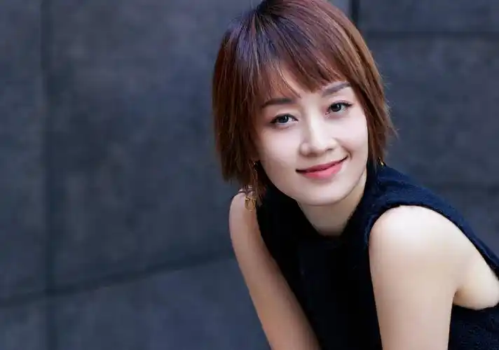 马伊琍秋日大片曝光 精致短发减龄手臂线条优越