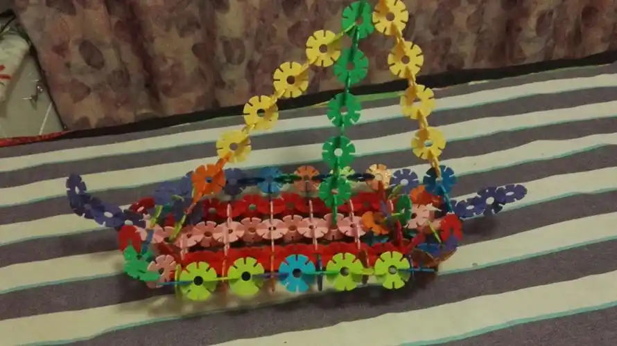 有一段时间,儿子特别喜欢插雪花片,稚嫩的小手一会就能变出很多花样