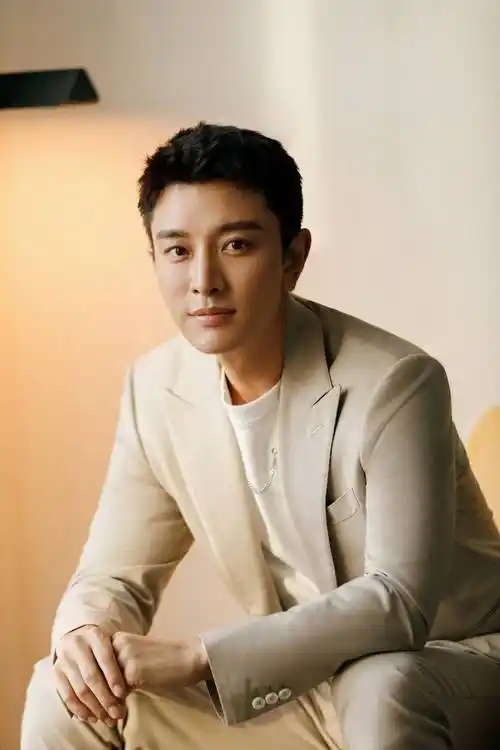 贾乃亮也在社交平台晒出独自在滑雪场的照片,虽没有看到李小璐母女