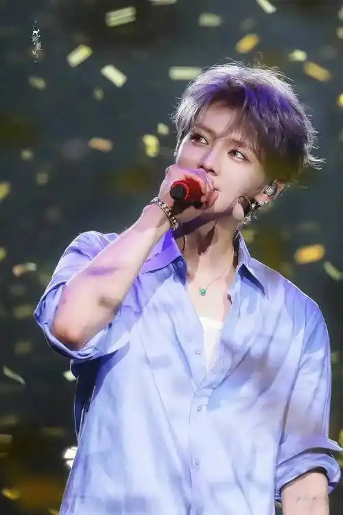 34岁鹿晗!沟壑纵横的脸庞!滤镜加持 秒变五官精致立体的帅气偶像