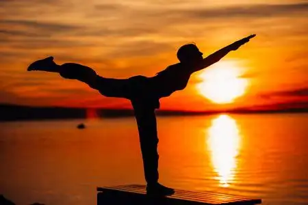 无忧无虑的女人在大自然中冥想.找到内心的平静.瑜伽练习.