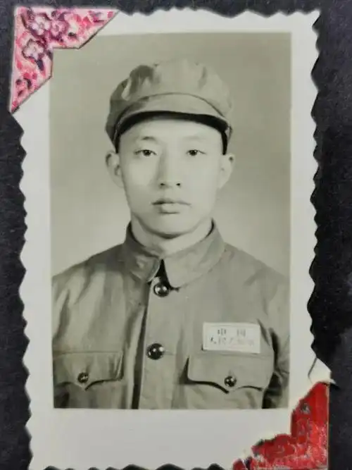 喻洪训身着志愿军军服