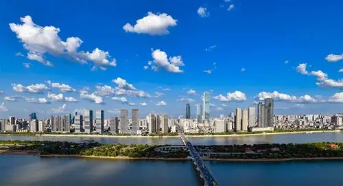 极高的能见度里高空俯瞰城市,蓝色画布上挥洒着油画笔触,蓝天白云与