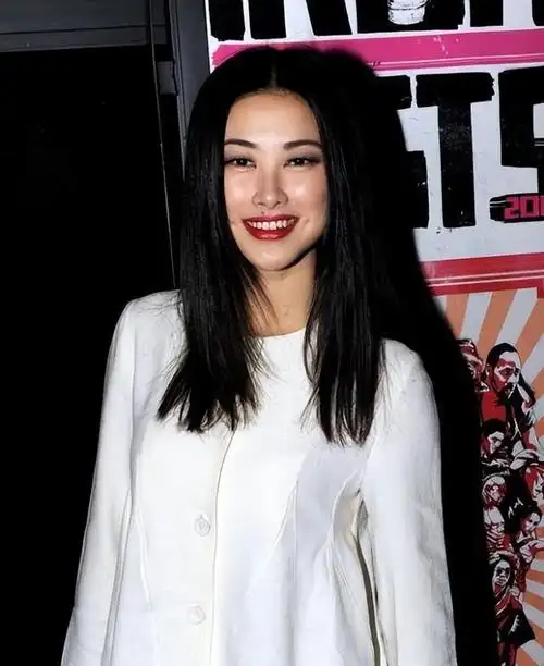 朱珠连续10年当选世界百美37岁生子结婚她在追求什么