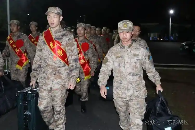 东部战区空军春季入伍新兵前来报到
