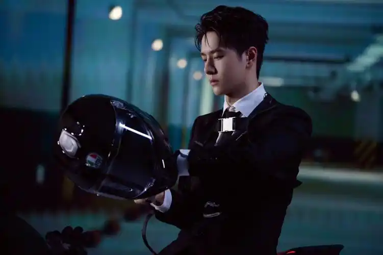 街舞5王一博的头盔和大摩托