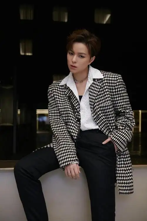 王艳穿衣胆大,白色薄纱上衣直接透出黑色内衬,搭半身裙高级优雅