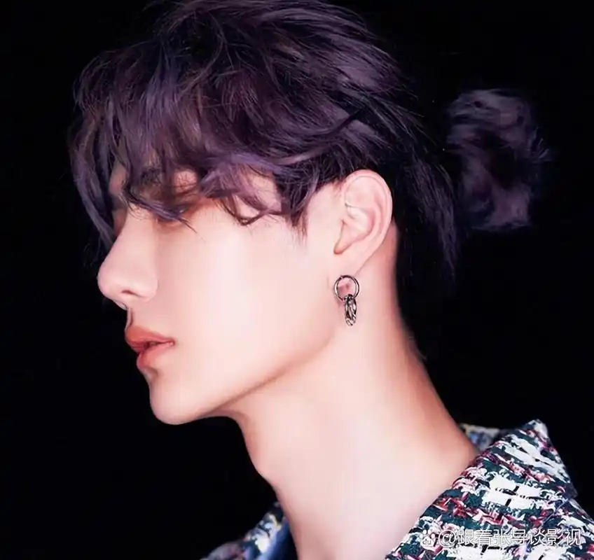 男星小揪揪发型 男性也可以留长发,扎马尾,娱乐圈的男明星们扎起了"小