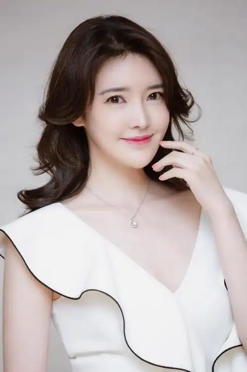 张璇性感深v写真图片11