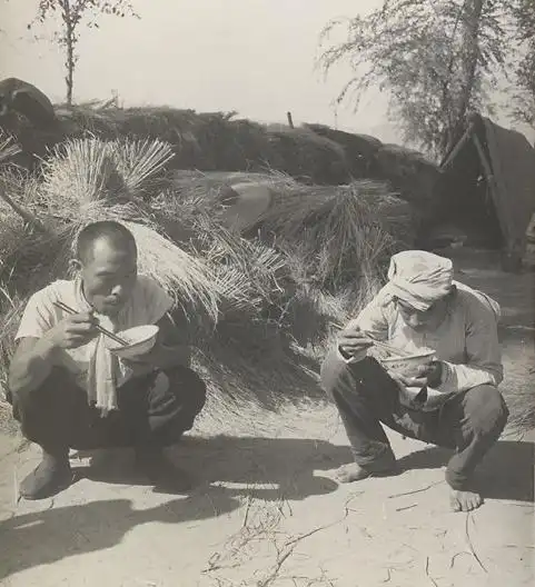 民国农民生活百态稻田里插秧的农夫农闲时编苇席的农妇