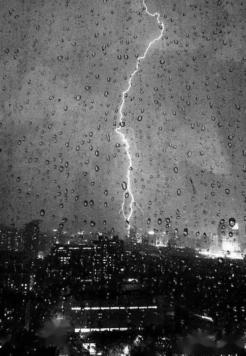 不要说一场暴雨,就算是电闪雷鸣,狂风暴雨依然是一个人扛着伞去上学