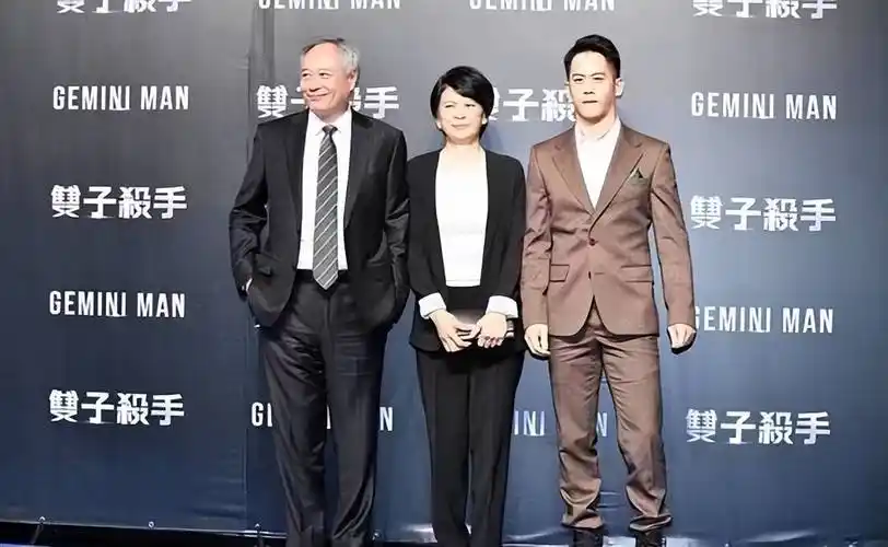 大导演李安与妻儿同台,左拥右抱显得意,仿佛在炫耀春风得意_性格_儿子