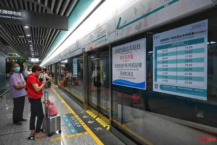 体验成都地铁18号线直达线全程时速140kmh34分钟准时到达天府机场站