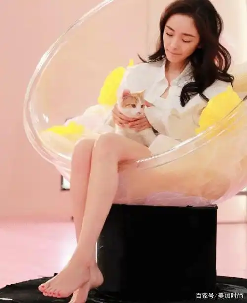 赵丽颖34码"金莲脚"火了!穿上一字带高跟,配小红裙美成焦点