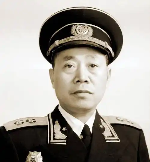 把好手,接手海防团后,他大力清剿苏中海盗,一边打还一边招安,把孙二虎