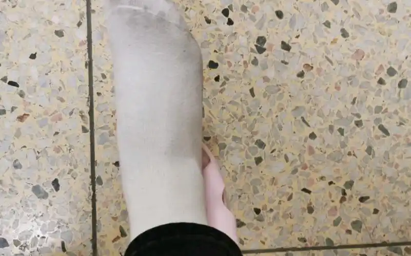 为什么能把小白袜穿的这么脏啊⊙ω