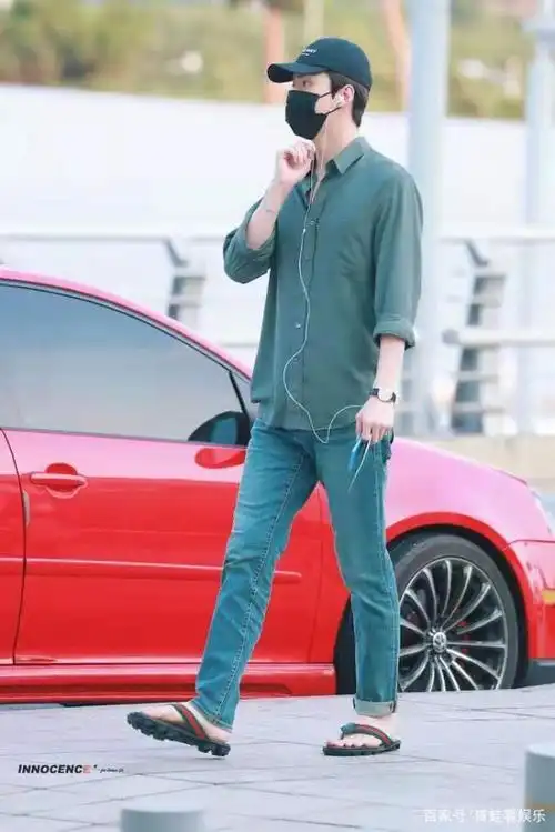 吴世勋机场穿搭合集拖鞋多次出境穿什么都是那么帅