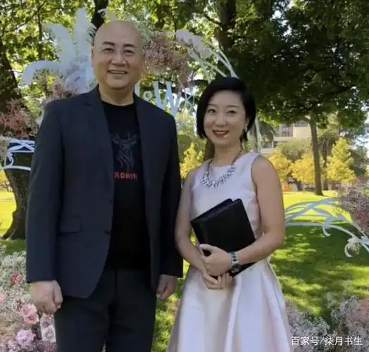 近日,许久不见的迟重瑞,携手妻子现身"孙女"婚礼,视频中的他低调奢华