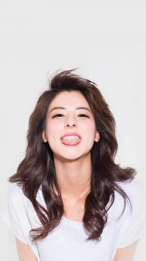 吐舌头的可爱长发美女下载