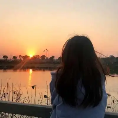 女头侧脸日落高清好看的头像侧影女生唯美夕阳图片