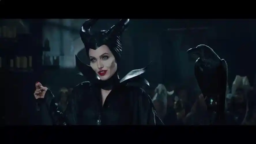 据《睡美人》改编的电影《黑暗魔咒》中,黑女巫梅尔菲森特和她的宠物