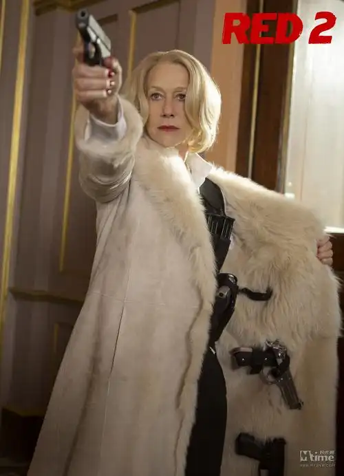 《赤焰战场2》曝女王海报预告 米伦变身蛇蝎悍妇