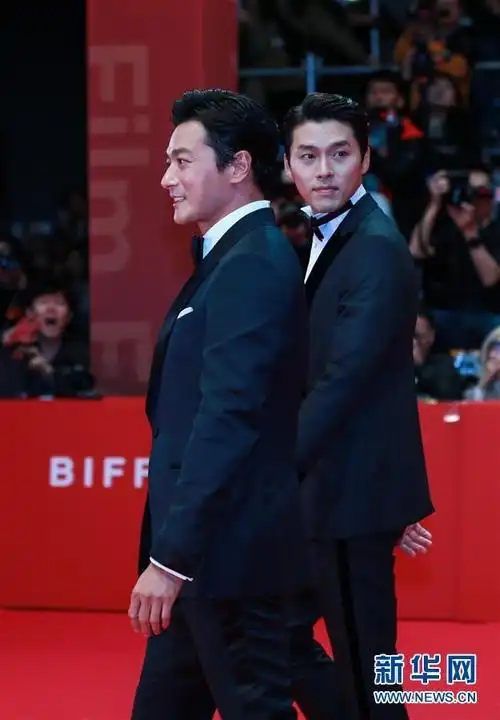 10月4日,在韩国釜山,演员玄彬(右)和张东健亮相第23届釜山国际电影节