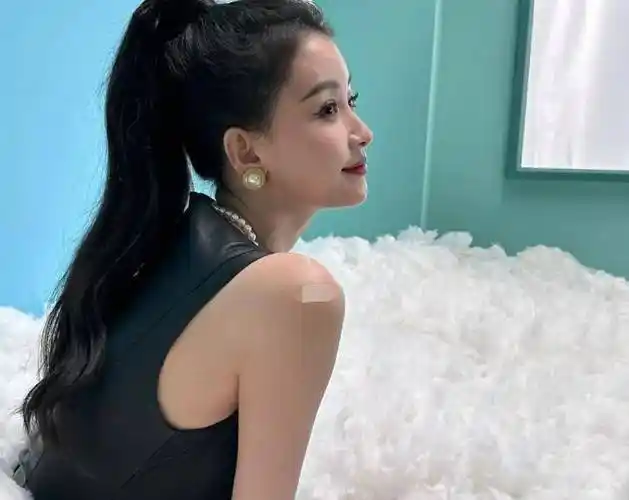 穿着修身黑色皮裙,果然又变成美丽娇俏的女孩子,孙怡的家境其实一般