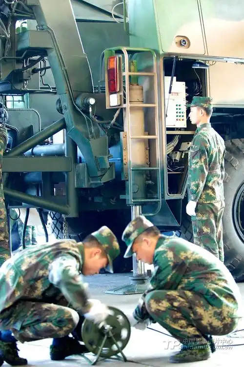 中国二炮大量秘照曝光充气导弹也亮相组图