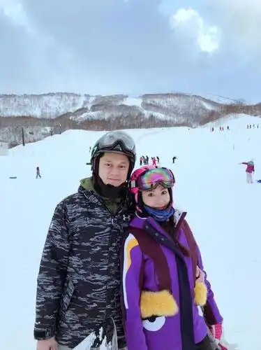 王滢透露会想开发滑雪度假村,是因为杨立杰太爱滑雪,她表示,老公从小