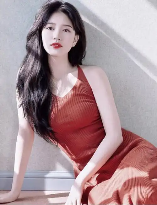 25岁裴秀智身材真好,一字肩性感迷人,5个动作教你练同款好身材