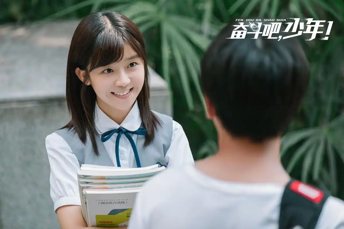 宋伊人《奋斗吧少年》热播 校园风穿搭实力吸粉
