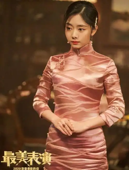 本以为谭松韵娃娃脸不适合穿旗袍,当她民国剧照曝出,是我天真_网易