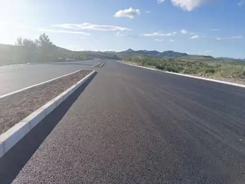 巴彦汗路北段第一层沥青混凝土路面正式铺装