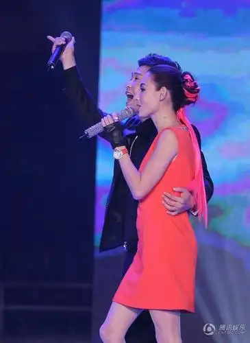 张柏芝小沈阳互搂摸脸深情对唱 网友:又相信爱情了(图)