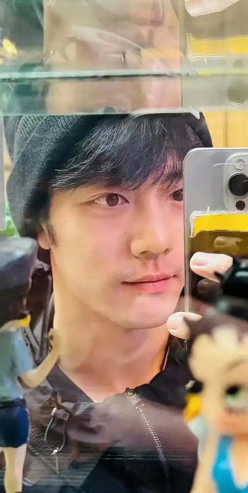 肖战素颜自拍照,苹果原相机直出live,有几个敢的,他素颜一直都很帅