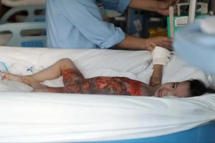 骑记车友爱心在传递被烫伤小女孩的故事