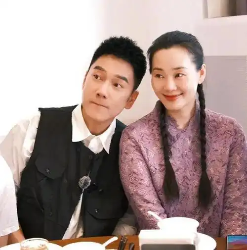 林依轮妻子西华晒与父母温馨合照,温婉大方如沐春风